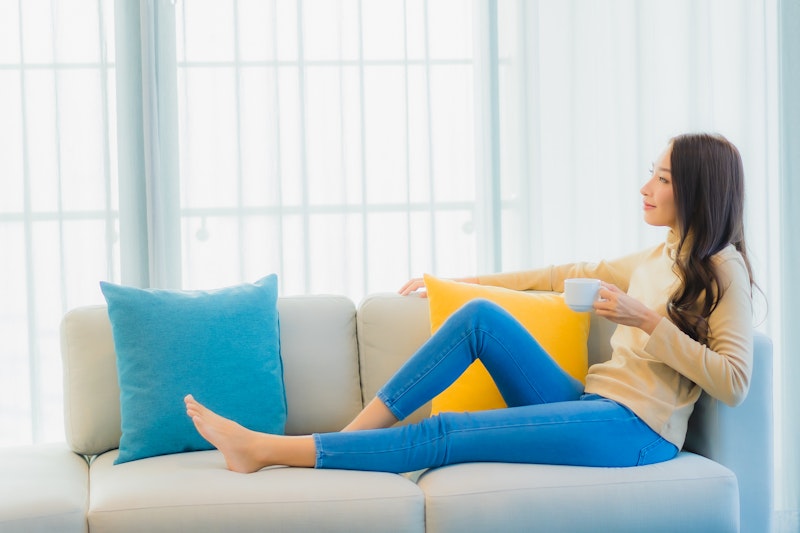 Pareja disfrutando de la calefacción y aire caliente en su recámara