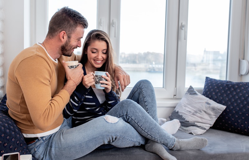 Pareja disfrutando de la calefacción y aire caliente en su recámara